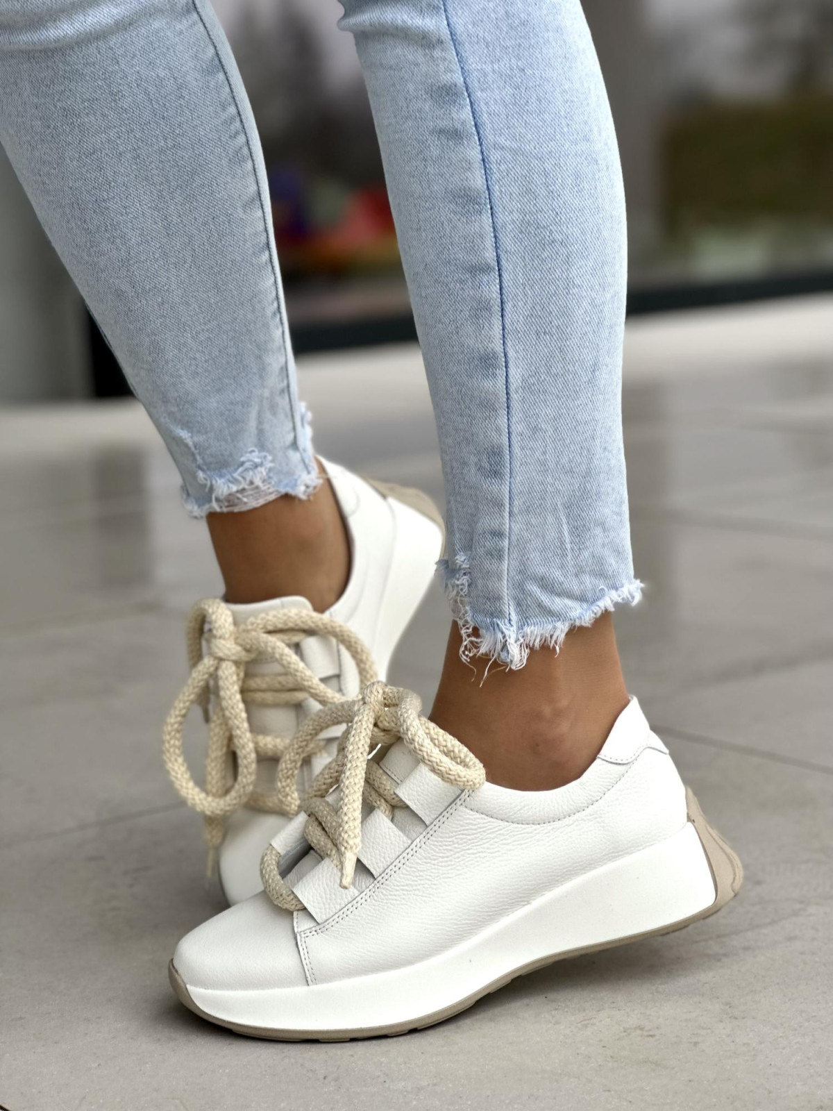 Wyjatkowe białe sneakersy damskie z ozdobną sznurówką, skóra naturalna