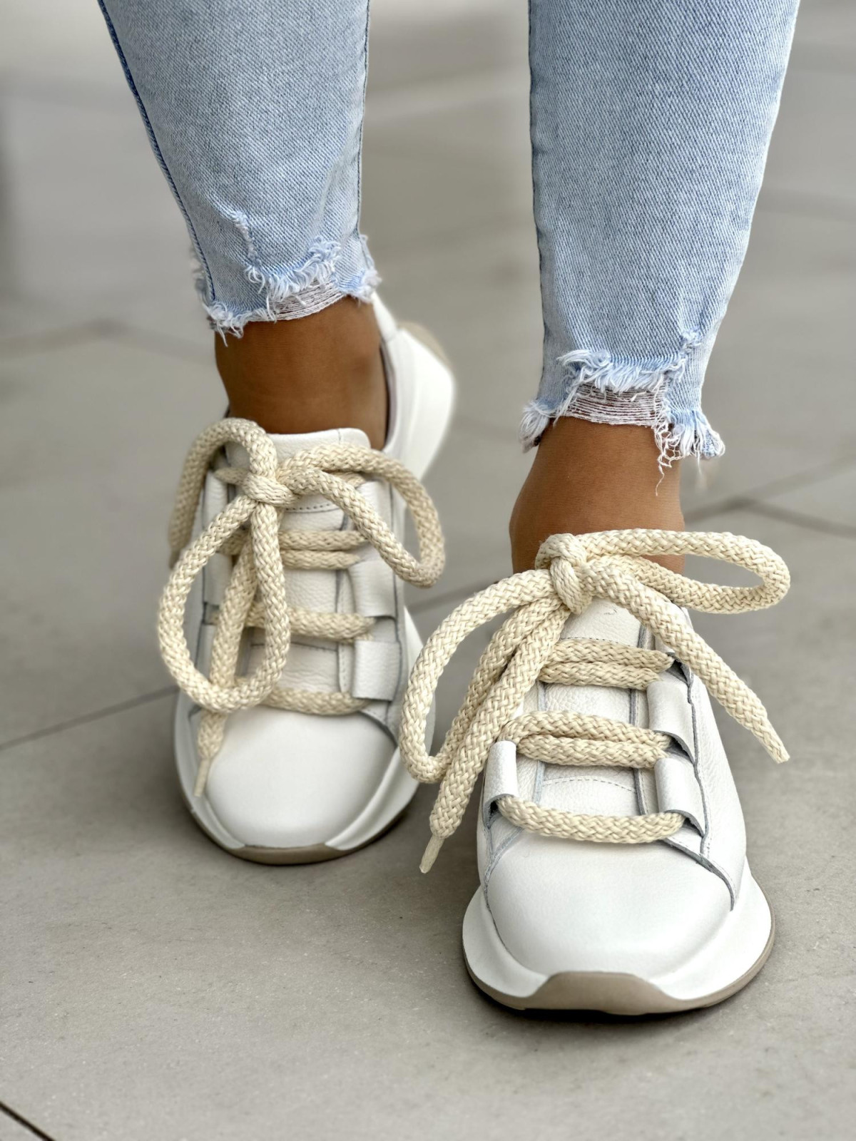 Wyjatkowe białe sneakersy damskie z ozdobną sznurówką, skóra naturalna