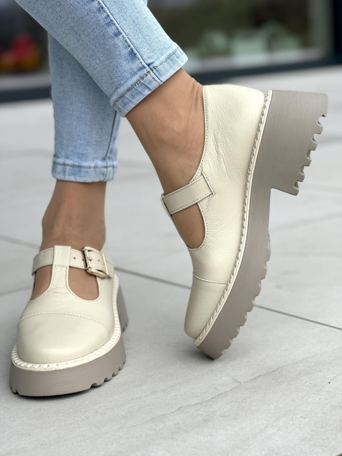 Beżowe półbuty damskie skórzane