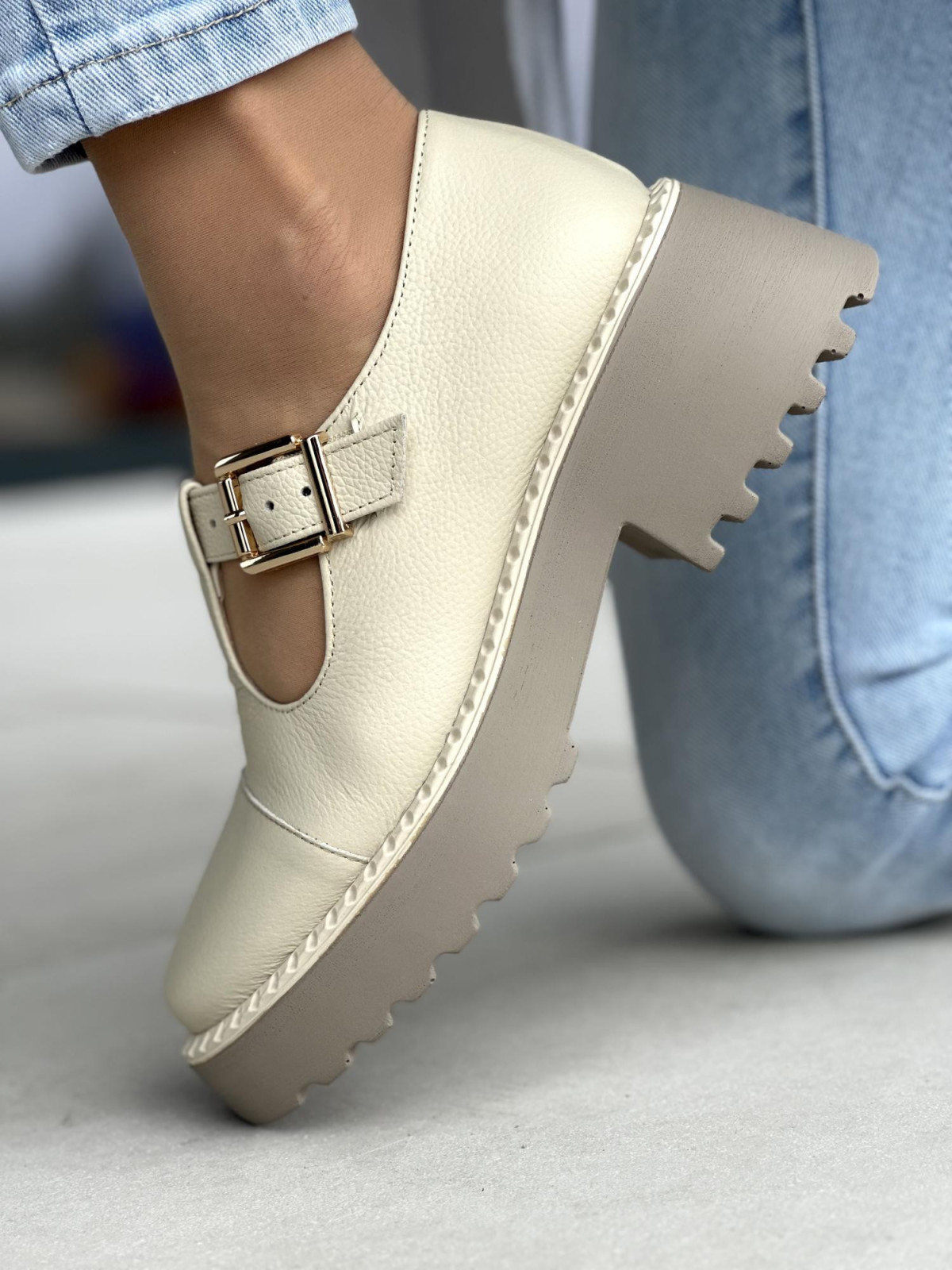 Beżowe półbuty damskie skórzane