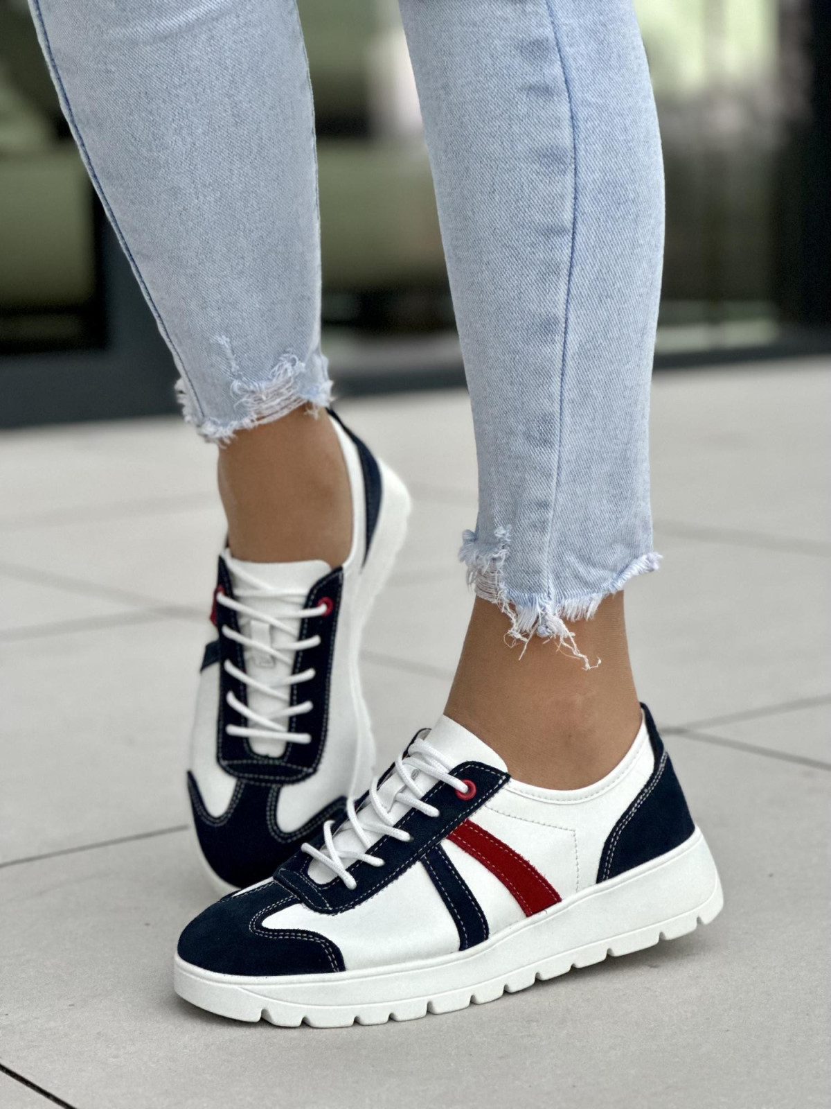 Biało-granatowo-czerwone trampki damskie skórzane