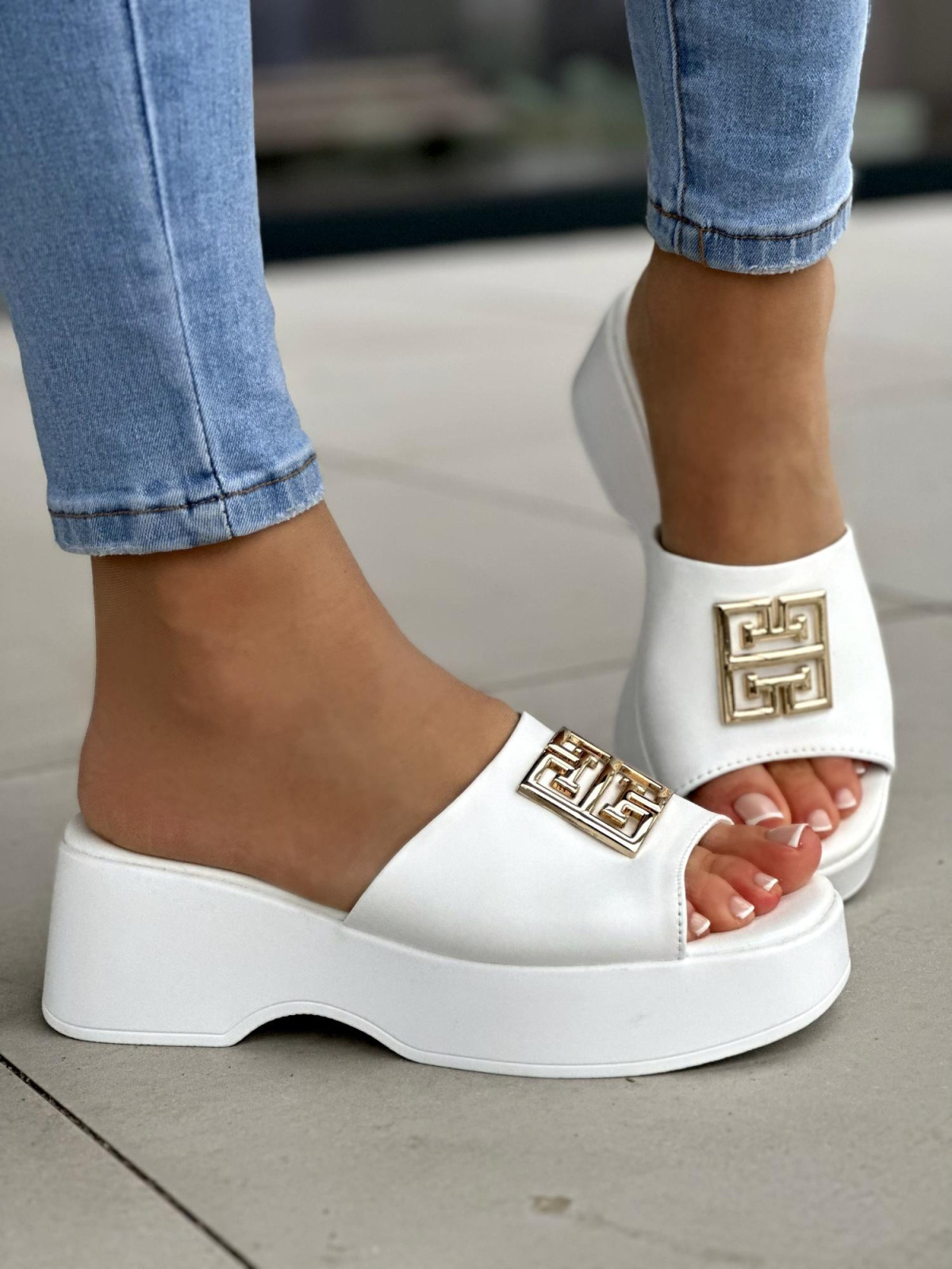 Śliczne białe klapki damskie ze złotą ozdobą, skóra naturalna