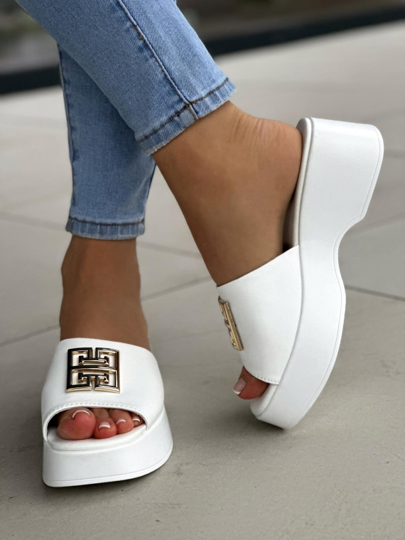 Śliczne białe klapki damskie ze złotą ozdobą, skóra naturalna