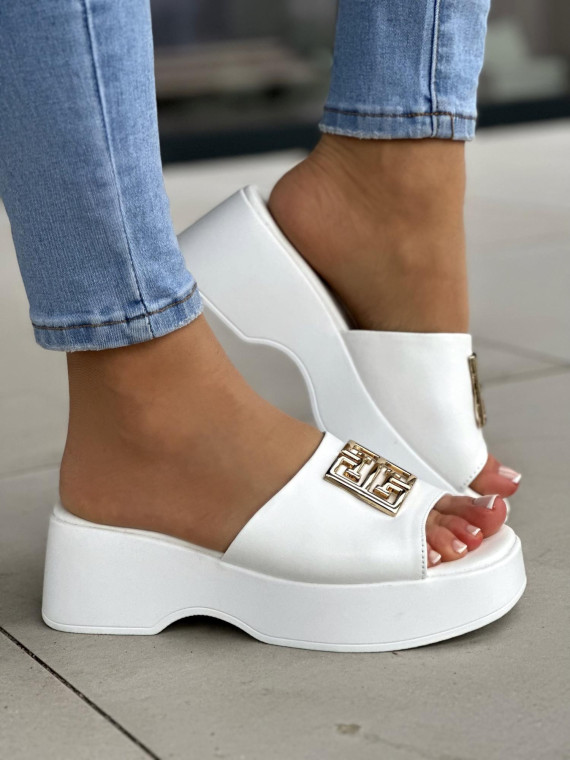 Śliczne białe klapki damskie ze złotą ozdobą, skóra naturalna