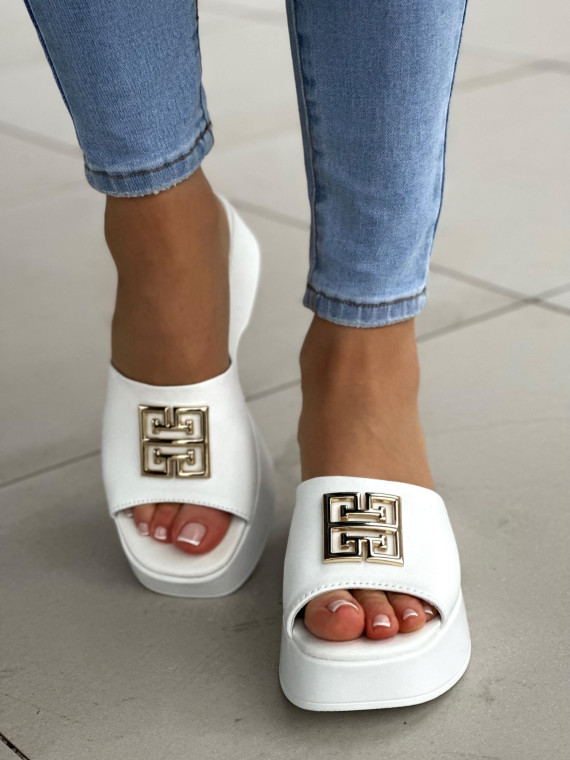 Śliczne białe klapki damskie ze złotą ozdobą, skóra naturalna