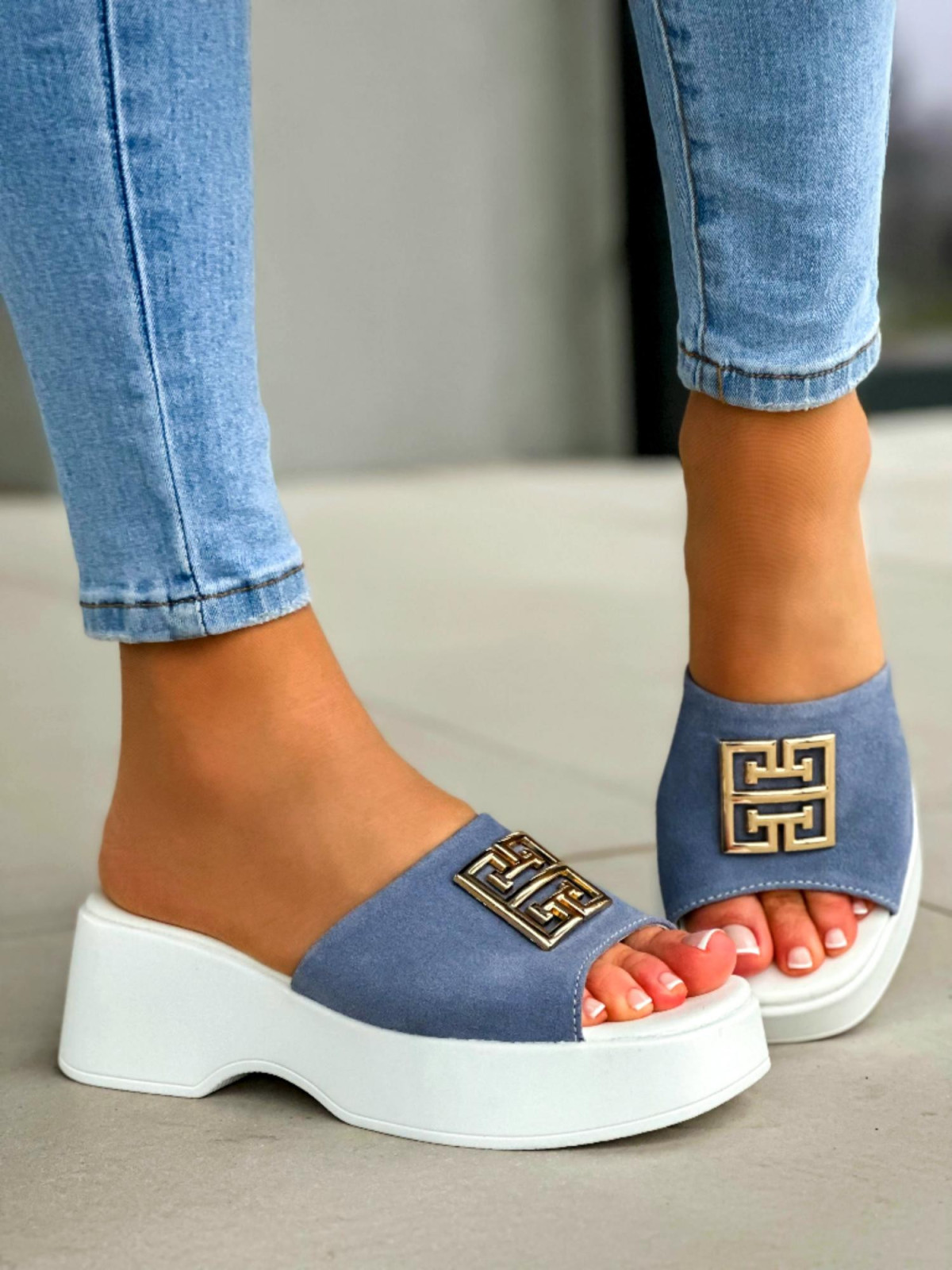 Ciekawe biało-niebieskie klapki damskie ze złotą ozdobą, skóra naturalna