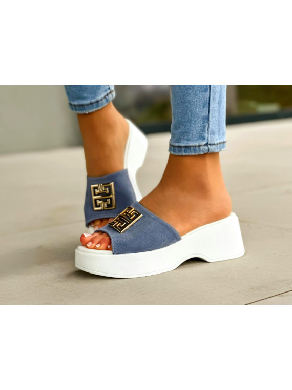 Ciekawe biało-niebieskie klapki damskie ze złotą ozdobą, skóra naturalna