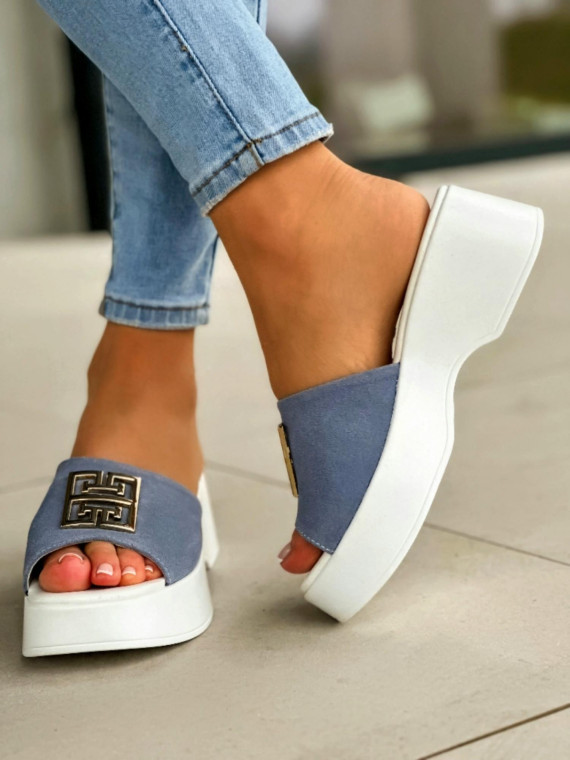 Ciekawe biało-niebieskie klapki damskie ze złotą ozdobą, skóra naturalna