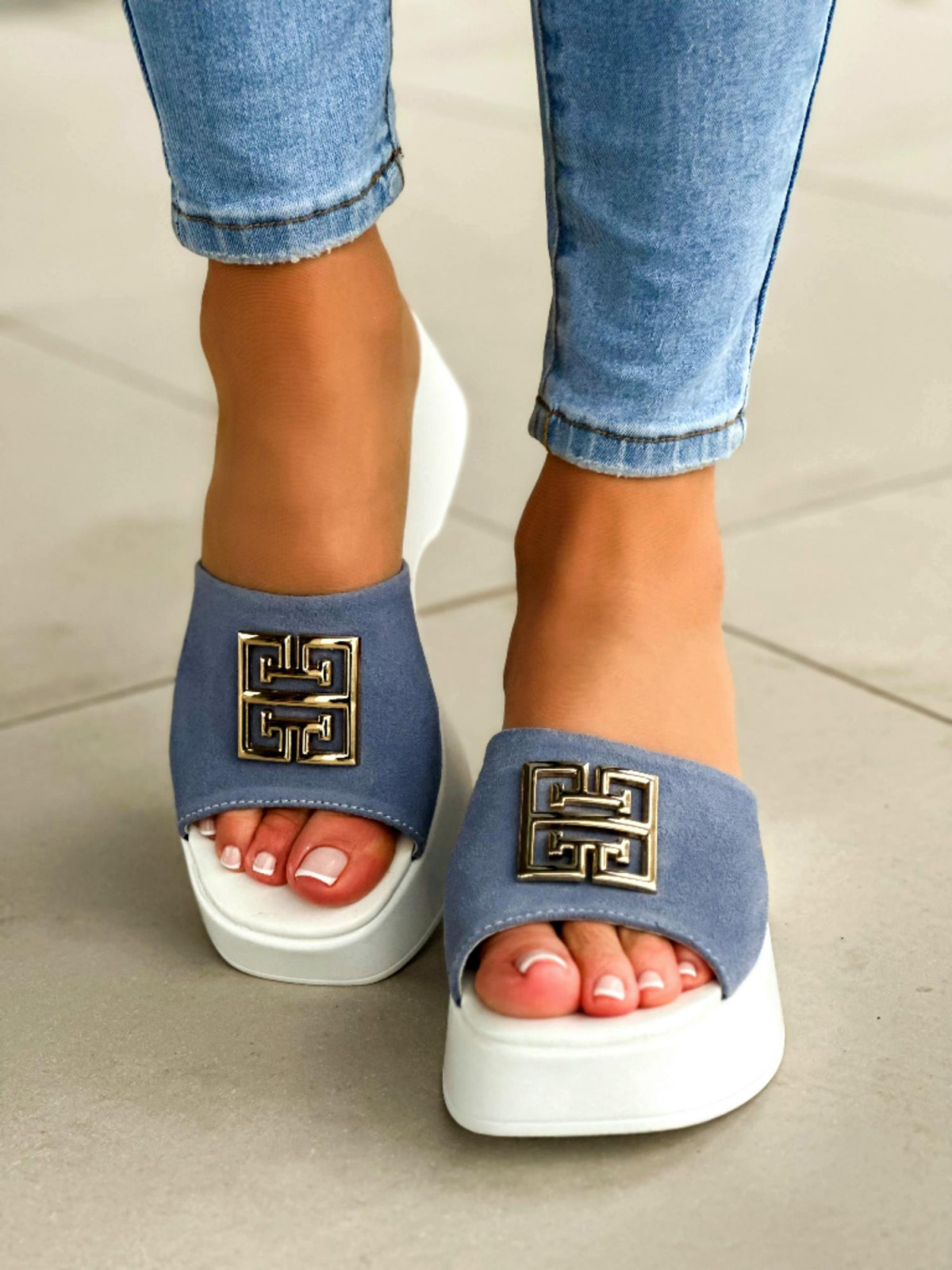 Ciekawe biało-niebieskie klapki damskie ze złotą ozdobą, skóra naturalna