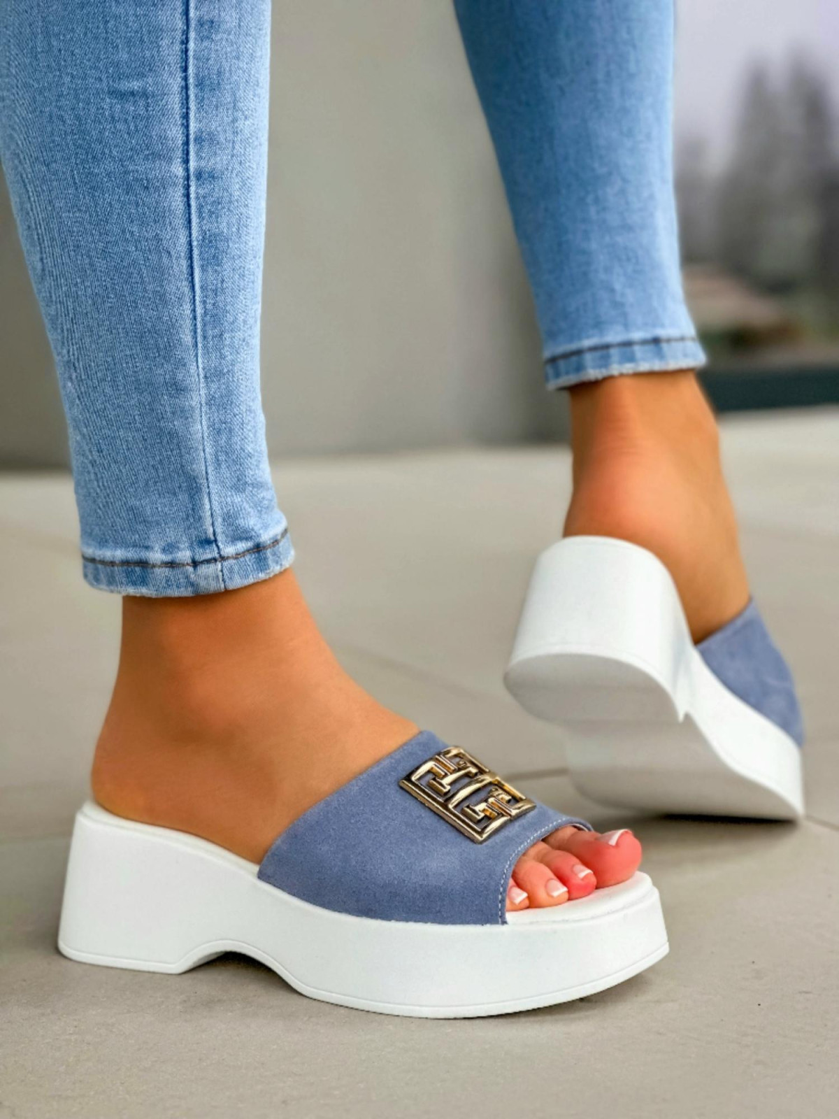 Ciekawe biało-niebieskie klapki damskie ze złotą ozdobą, skóra naturalna