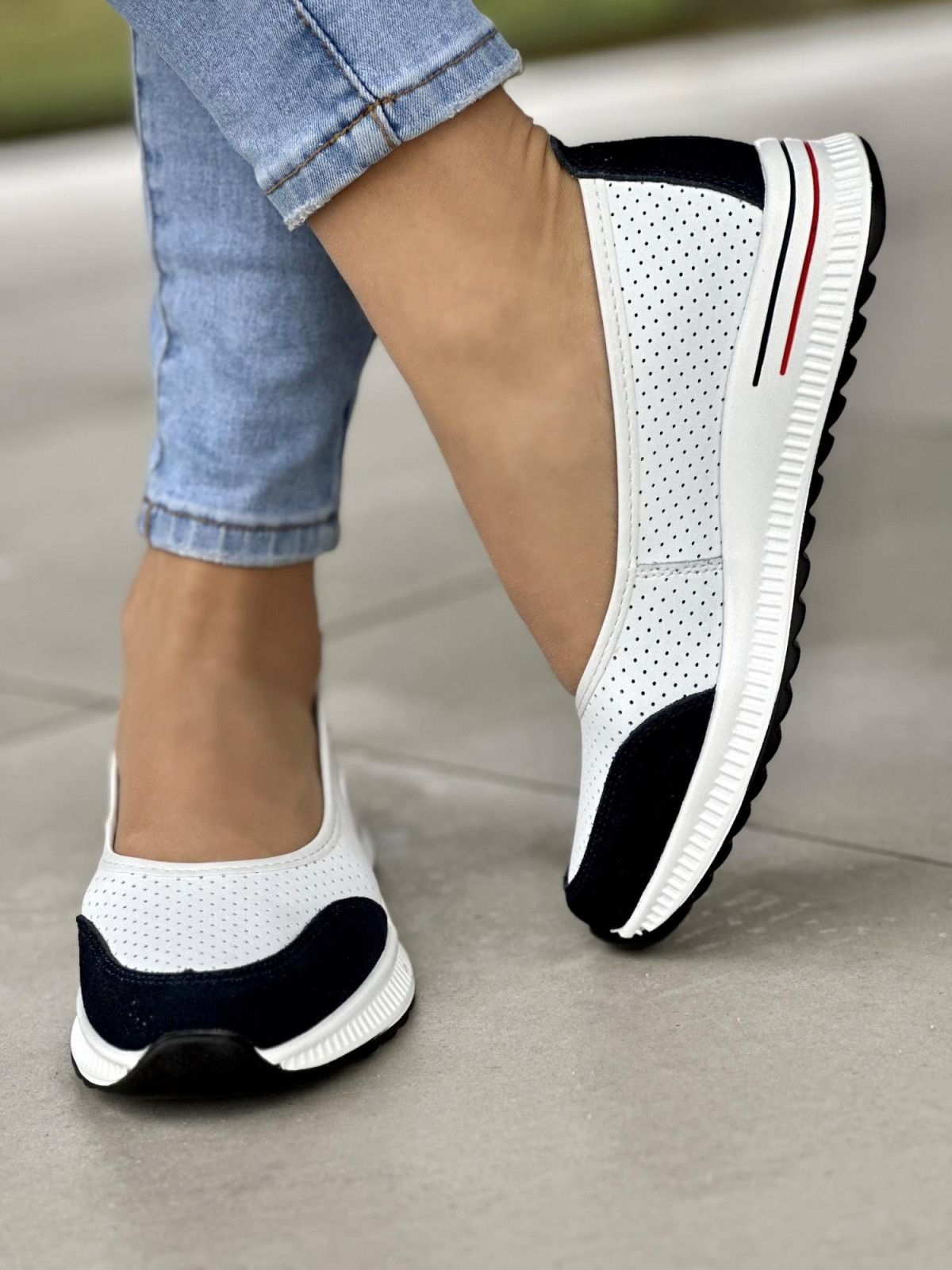 Biało-granatowe baleriny damskie skórzane