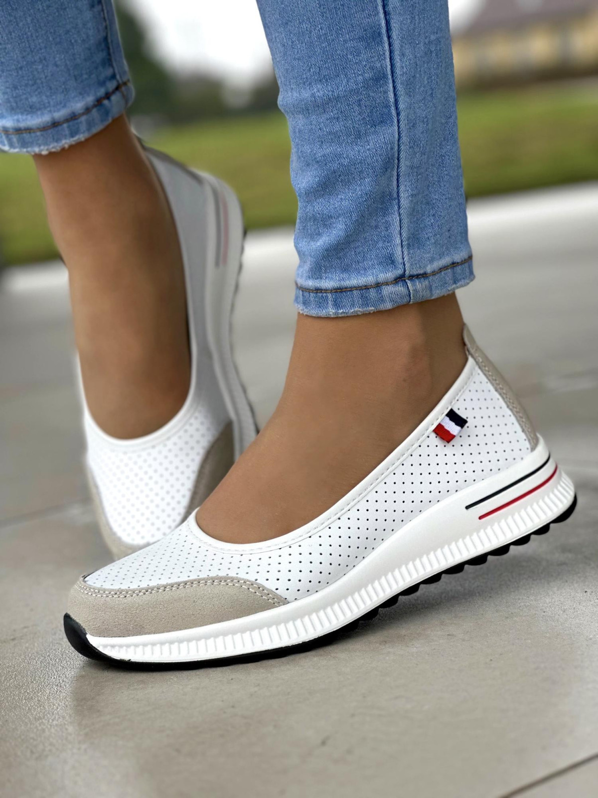 Białe baleriny damskie skórzane