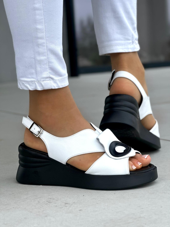 Stylowe biało-czarne sandały damskie na koturnie, skóra naturalna