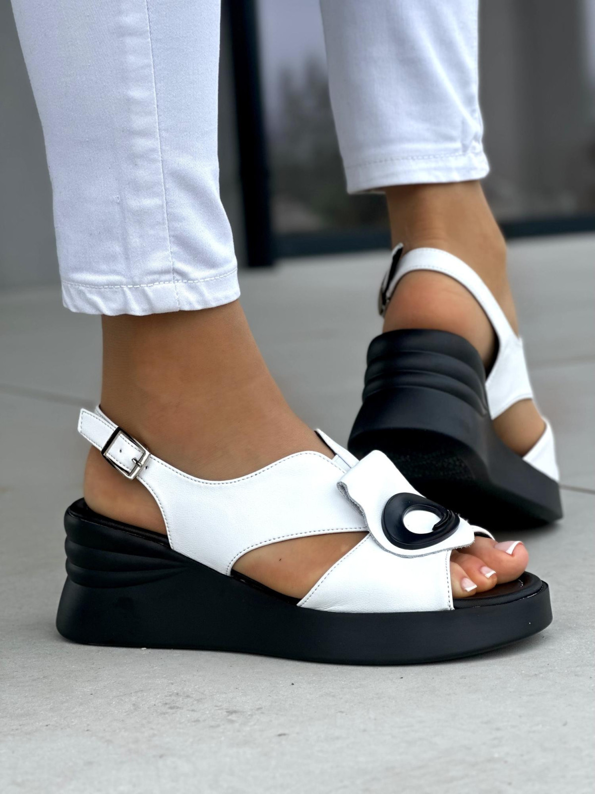 Stylowe biało-czarne sandały damskie na koturnie, skóra naturalna
