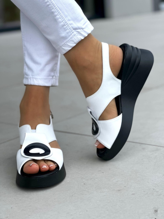 Stylowe biało-czarne sandały damskie na koturnie, skóra naturalna