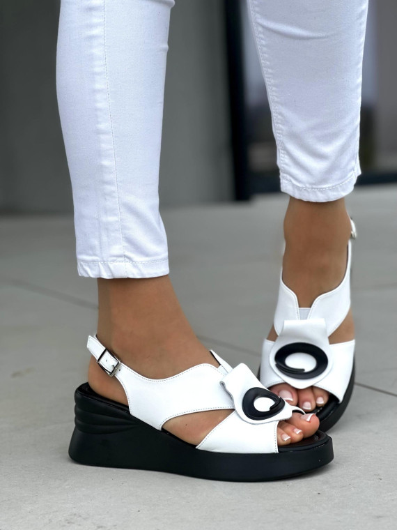 Stylowe biało-czarne sandały damskie na koturnie, skóra naturalna