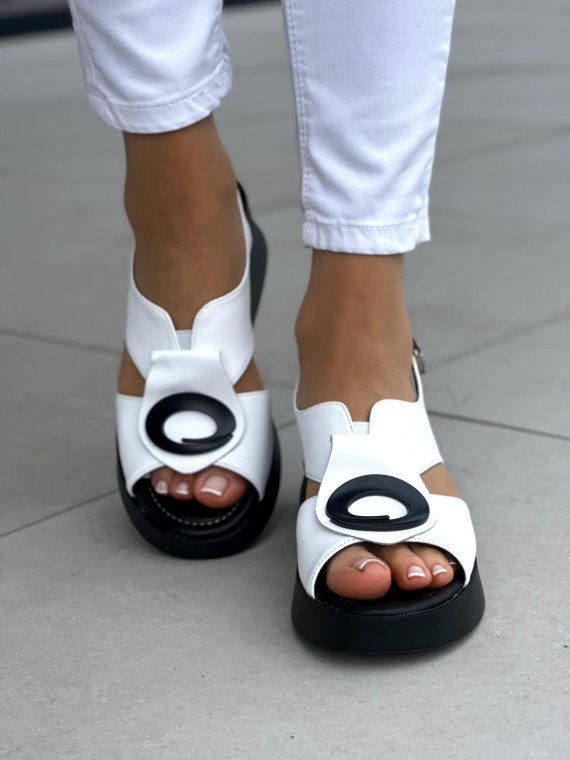 Stylowe biało-czarne sandały damskie na koturnie, skóra naturalna