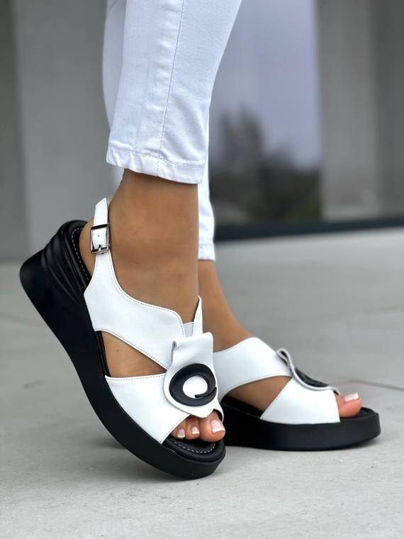 Stylowe biało-czarne sandały damskie na koturnie, skóra naturalna