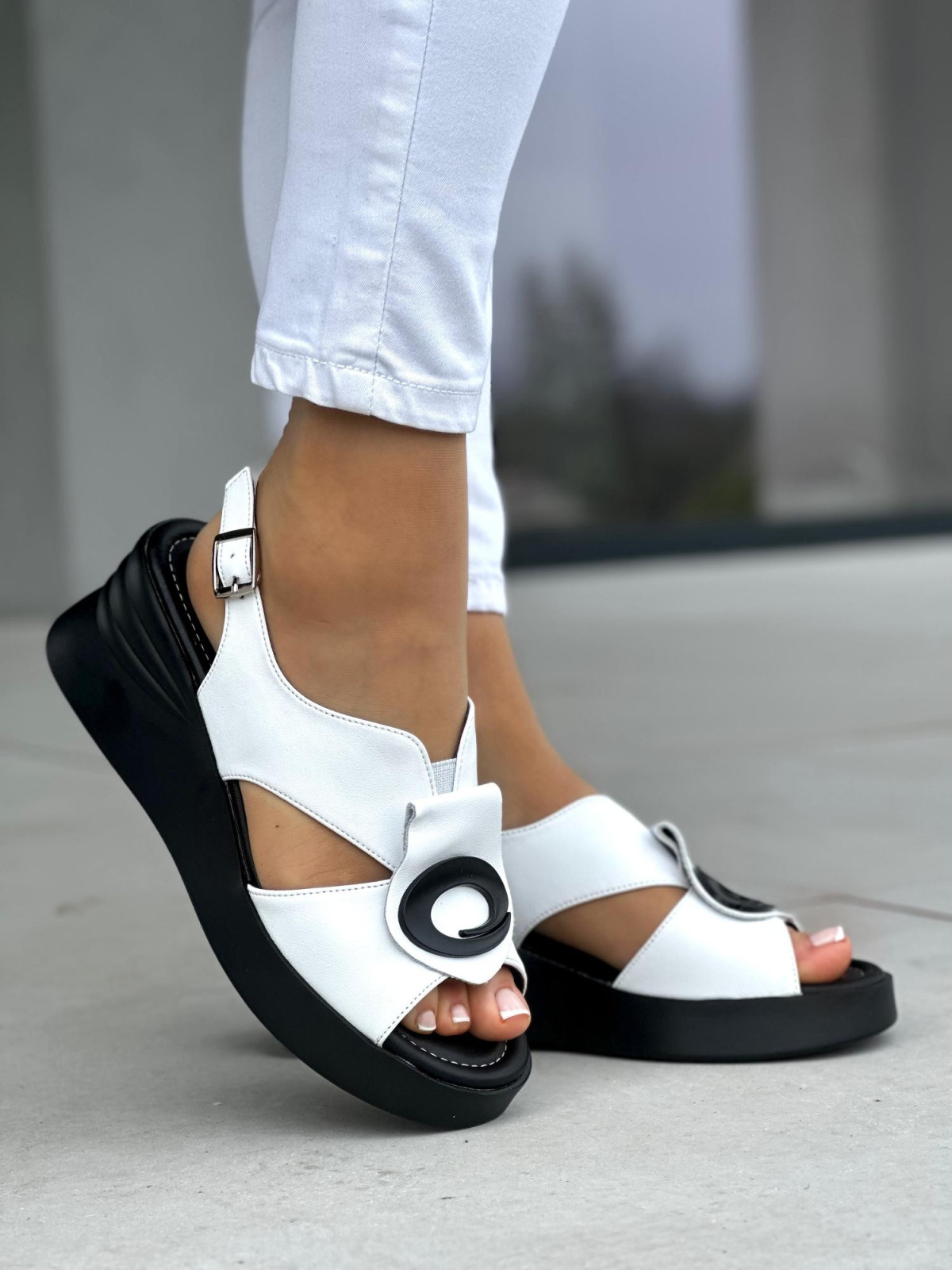 Stylowe biało-czarne sandały damskie na koturnie, skóra naturalna