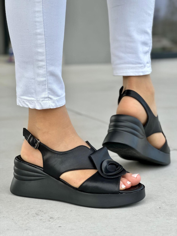 Wygodne czarne sandały damskie na koturnie, skóra naturalna