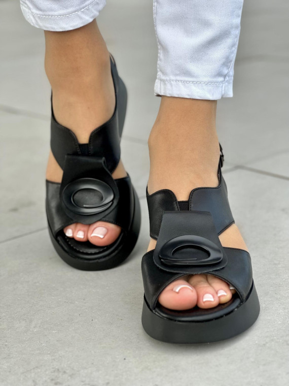 Wygodne czarne sandały damskie na koturnie, skóra naturalna