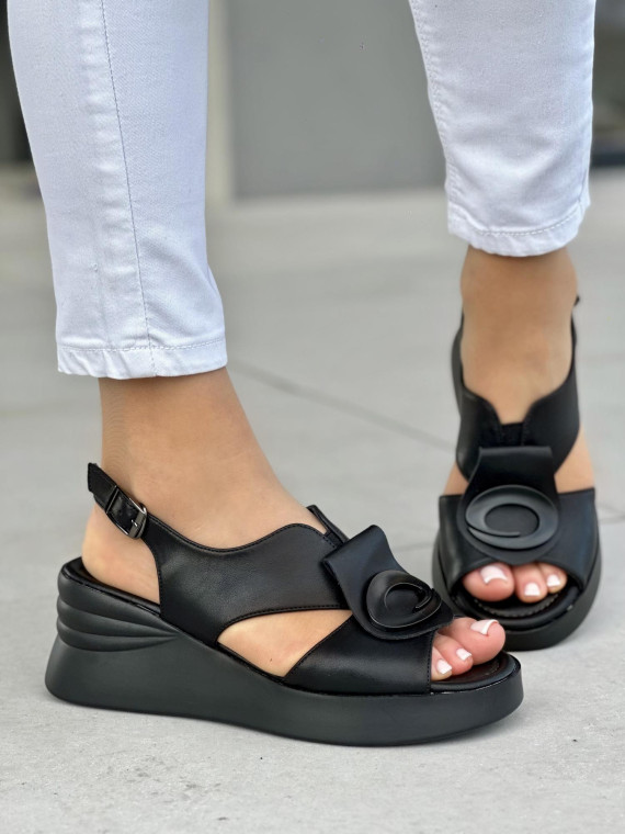 Wygodne czarne sandały damskie na koturnie, skóra naturalna