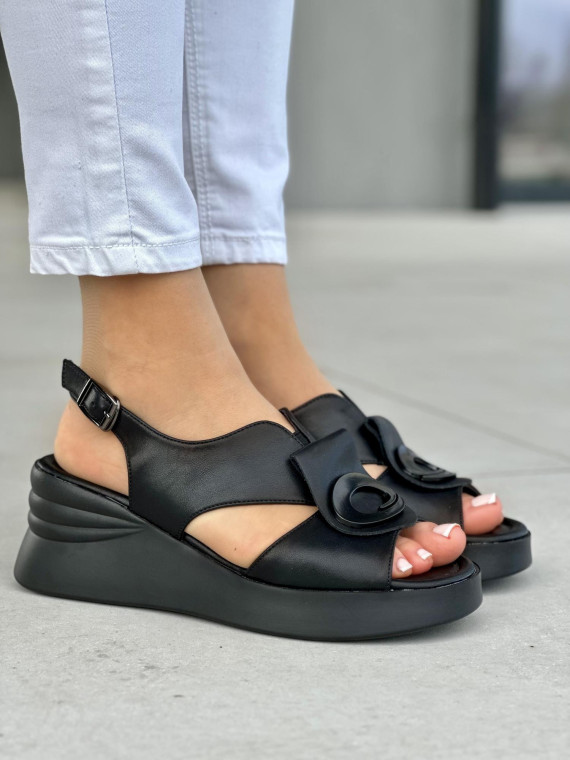 Wygodne czarne sandały damskie na koturnie, skóra naturalna