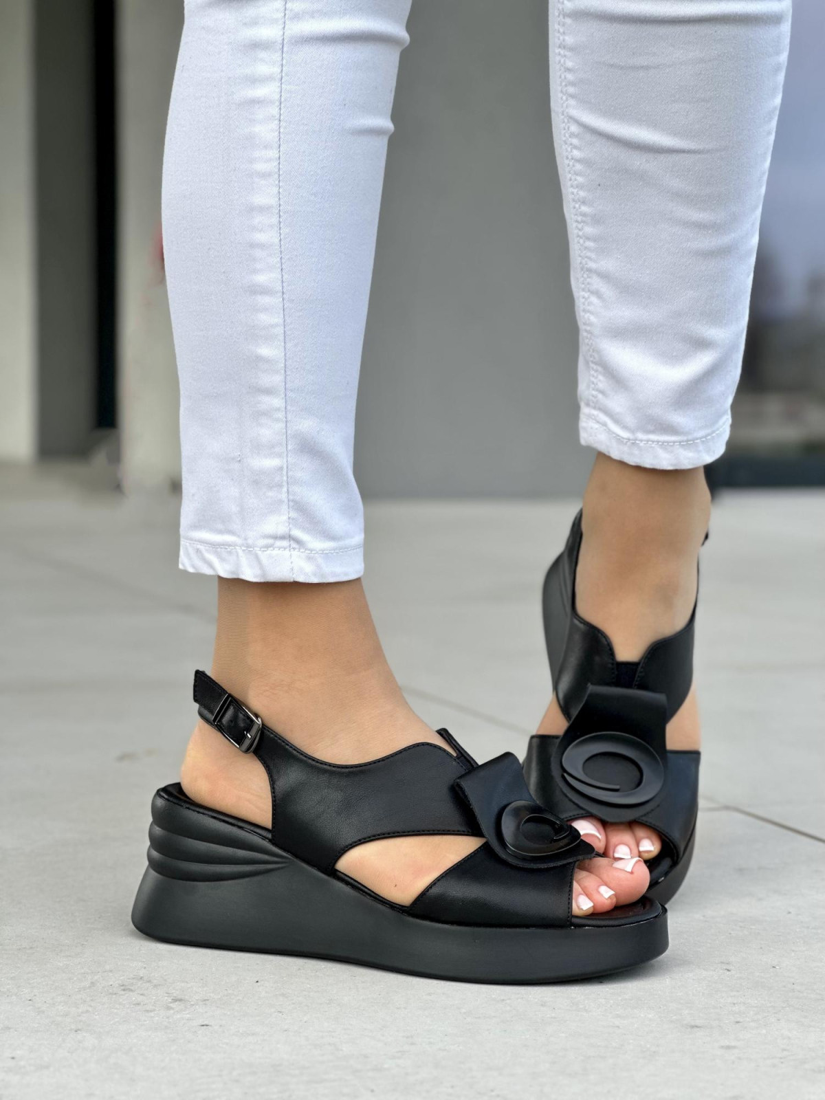 Wygodne czarne sandały damskie na koturnie, skóra naturalna