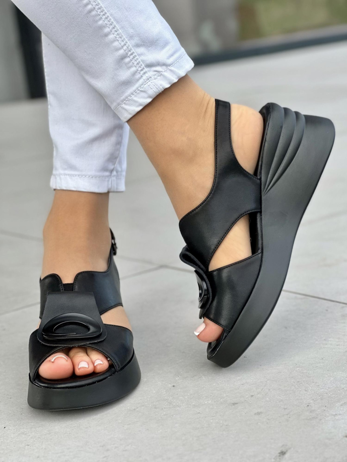 Wygodne czarne sandały damskie na koturnie, skóra naturalna