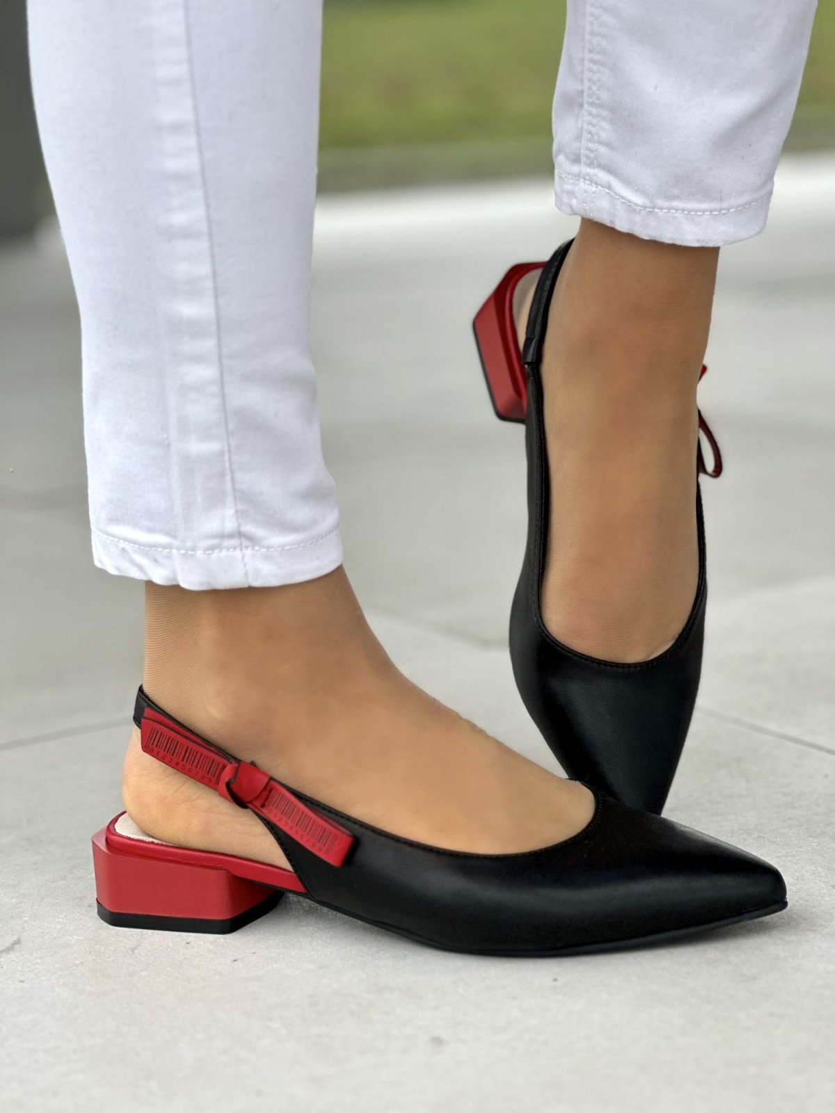 Śliczne czarno-czerwone sandały damskie na niskim obcasie, skóra naturalna