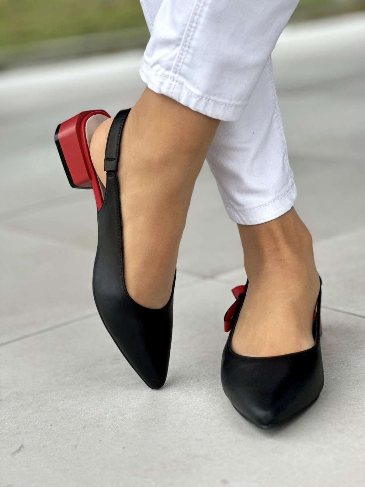 Śliczne czarno-czerwone sandały damskie na niskim obcasie, skóra naturalna