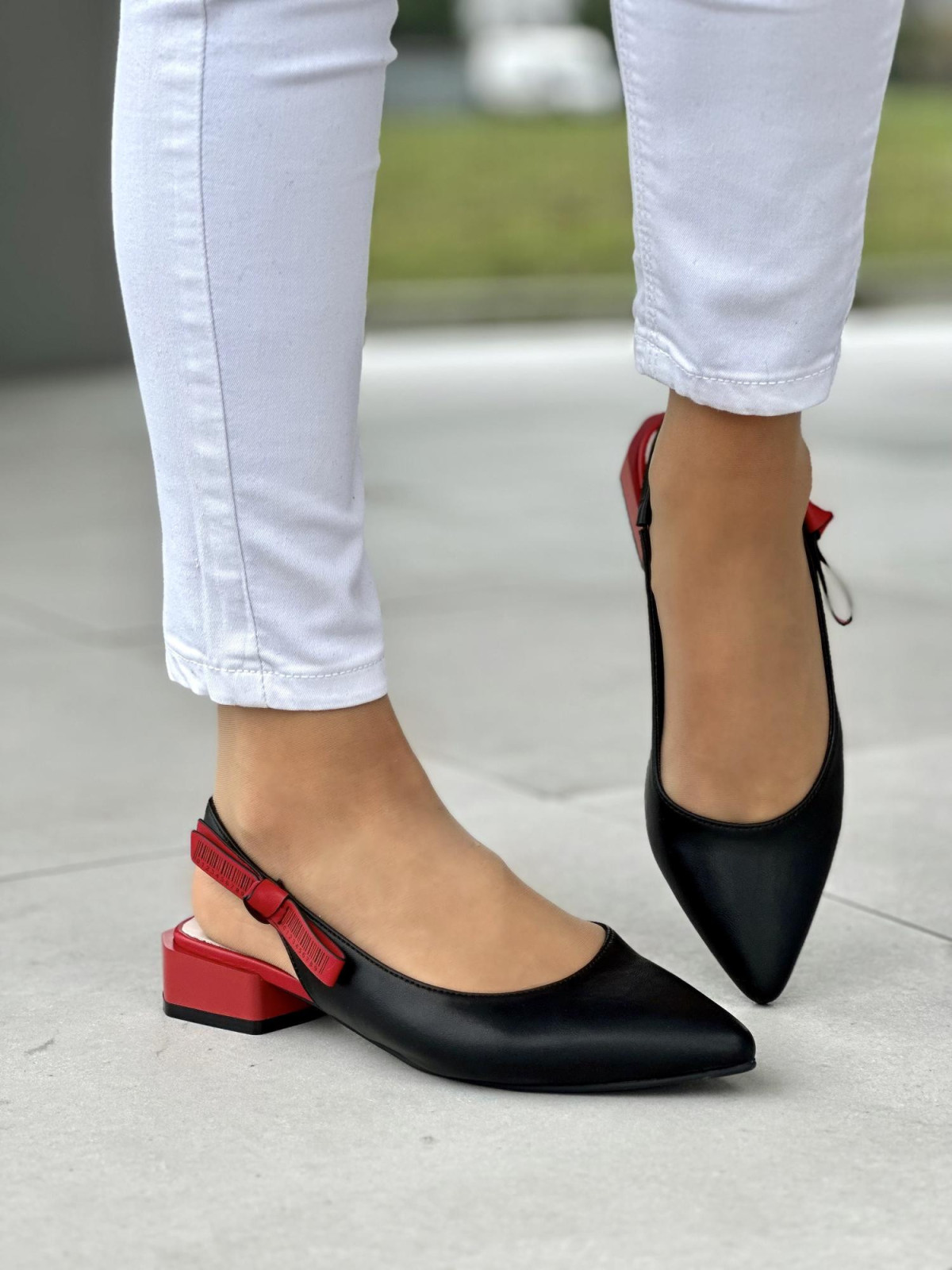 Śliczne czarno-czerwone sandały damskie na niskim obcasie, skóra naturalna