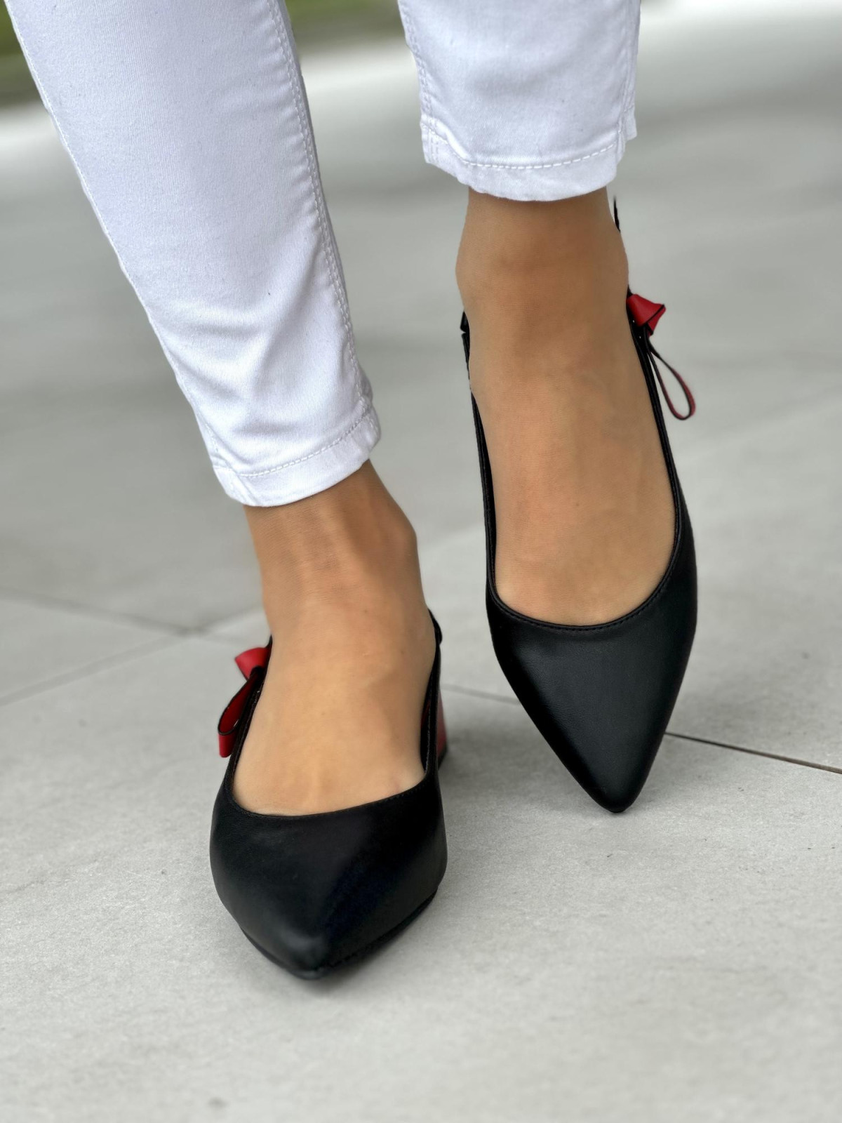 Śliczne czarno-czerwone sandały damskie na niskim obcasie, skóra naturalna