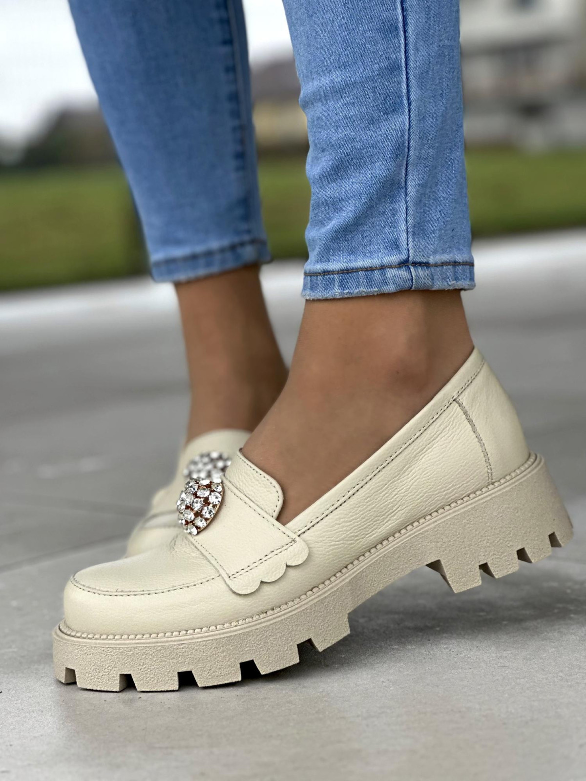 Beżowe mokasyny damskie skórzane