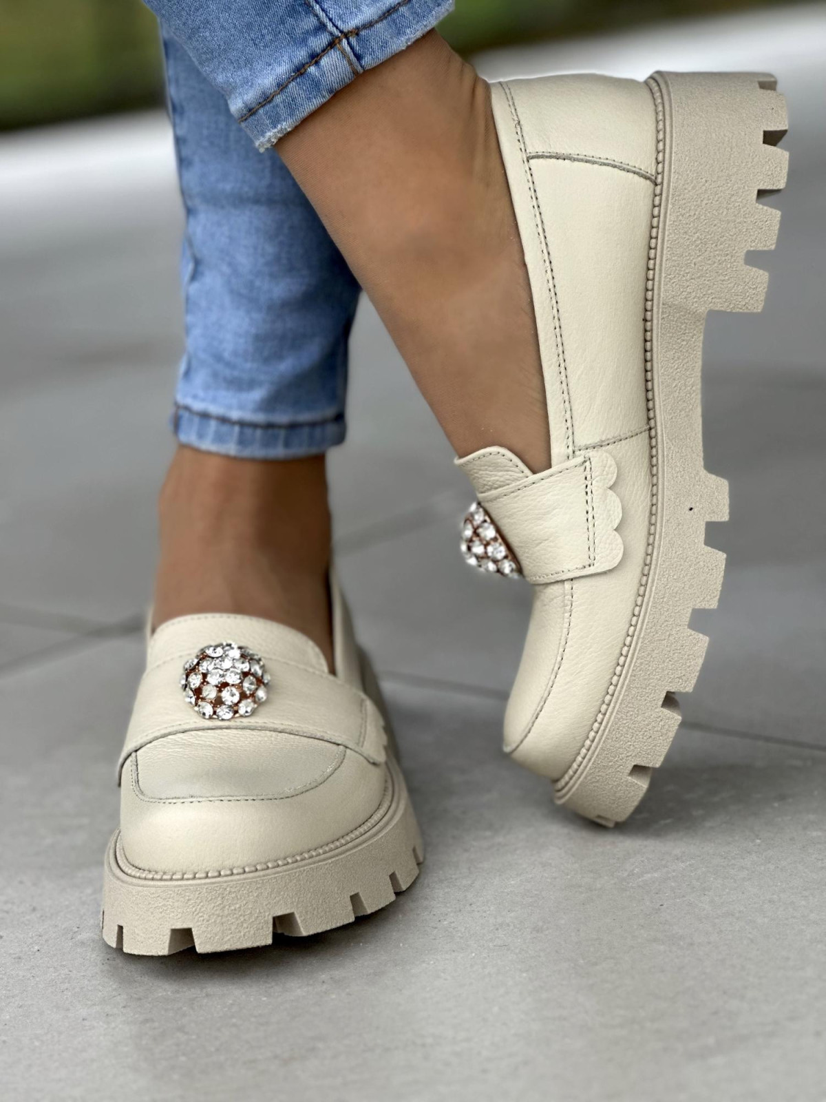 Beżowe mokasyny damskie skórzane