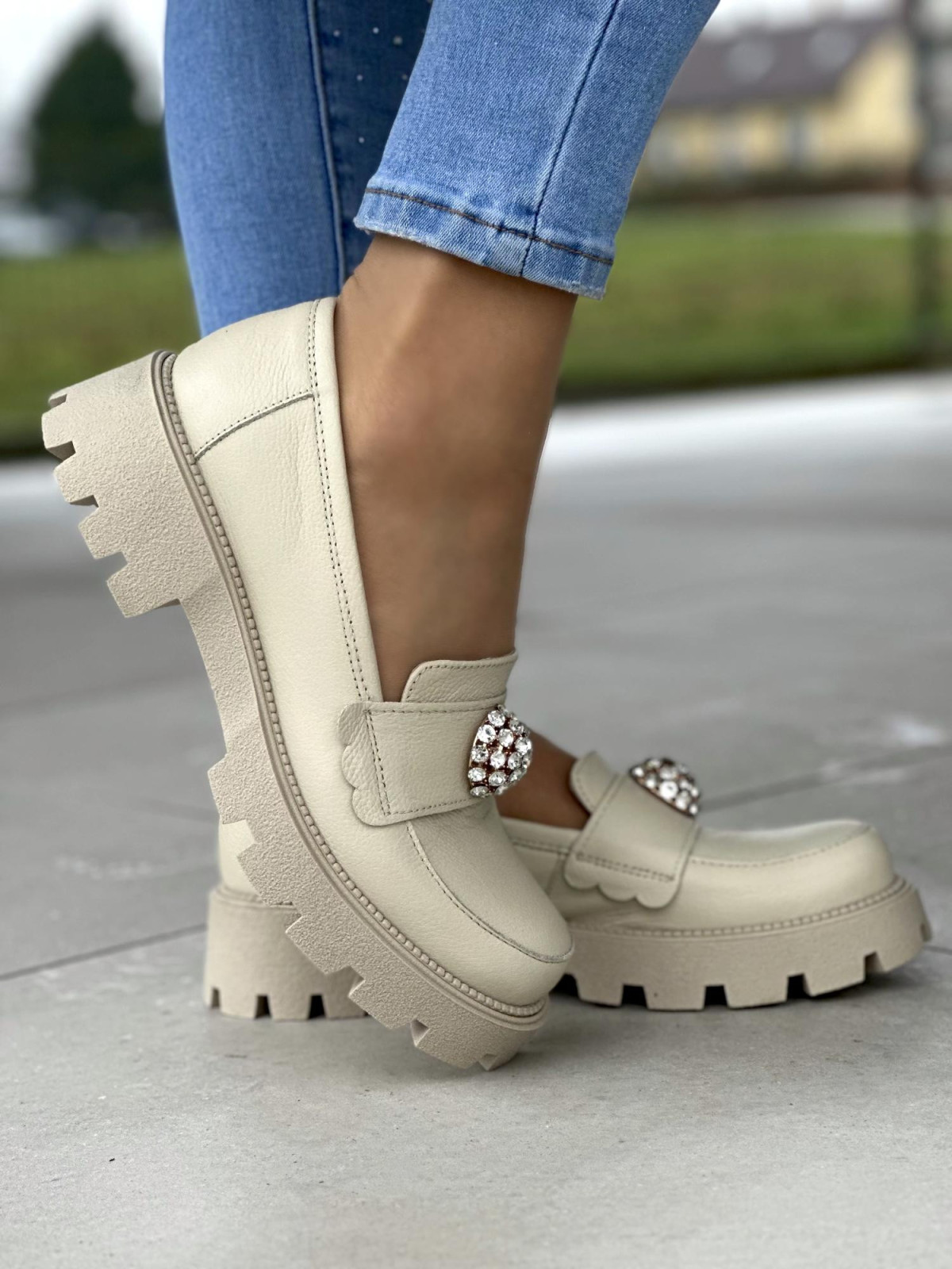 Beżowe mokasyny damskie skórzane