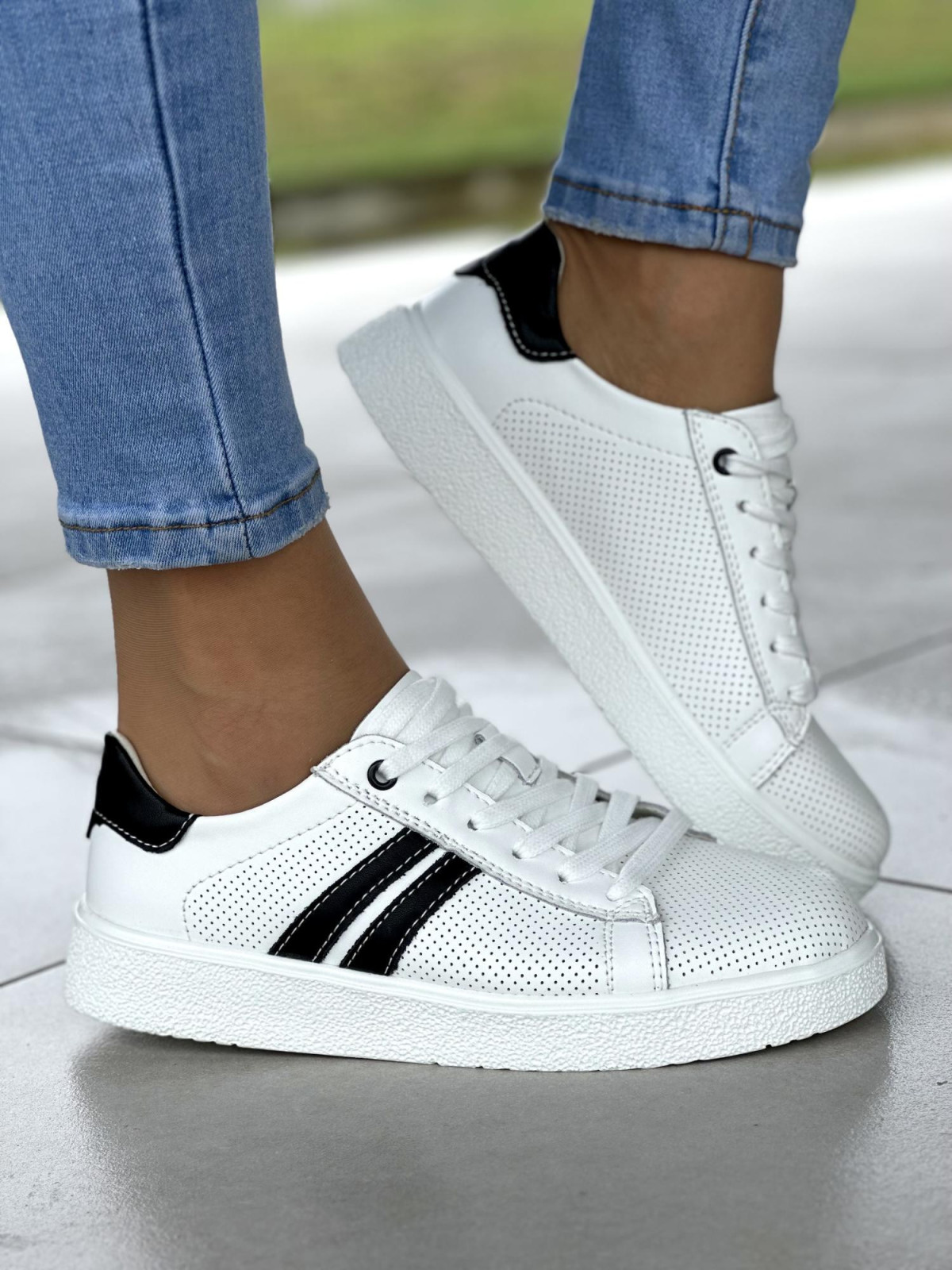 Ażurowe białe trampki damskie na miękkiej podeszwie, skóra naturalna