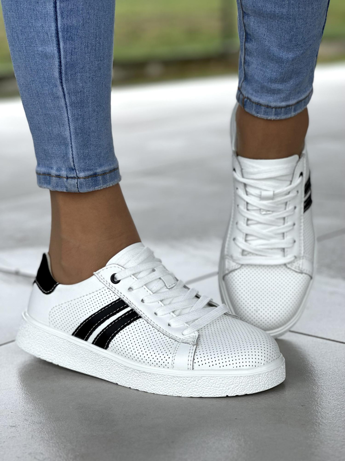 Ażurowe białe trampki damskie na miękkiej podeszwie, skóra naturalna