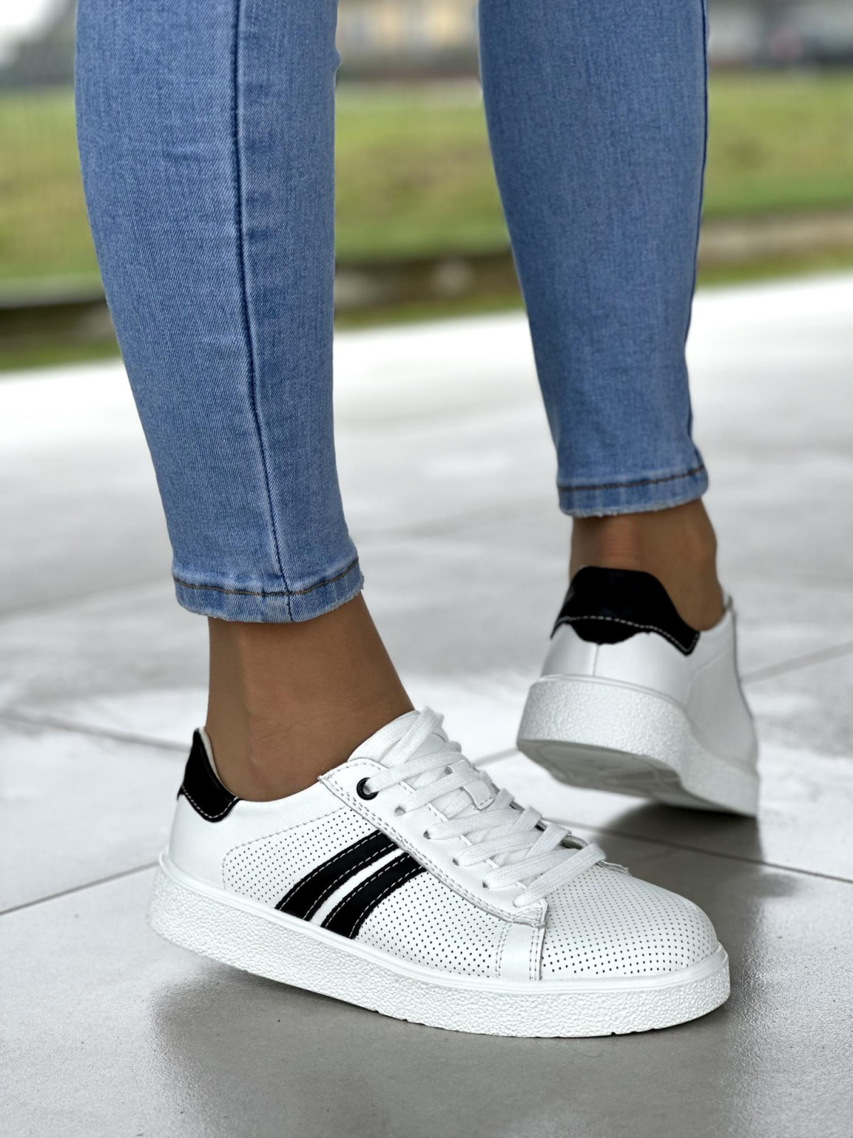 Ażurowe białe trampki damskie na miękkiej podeszwie, skóra naturalna