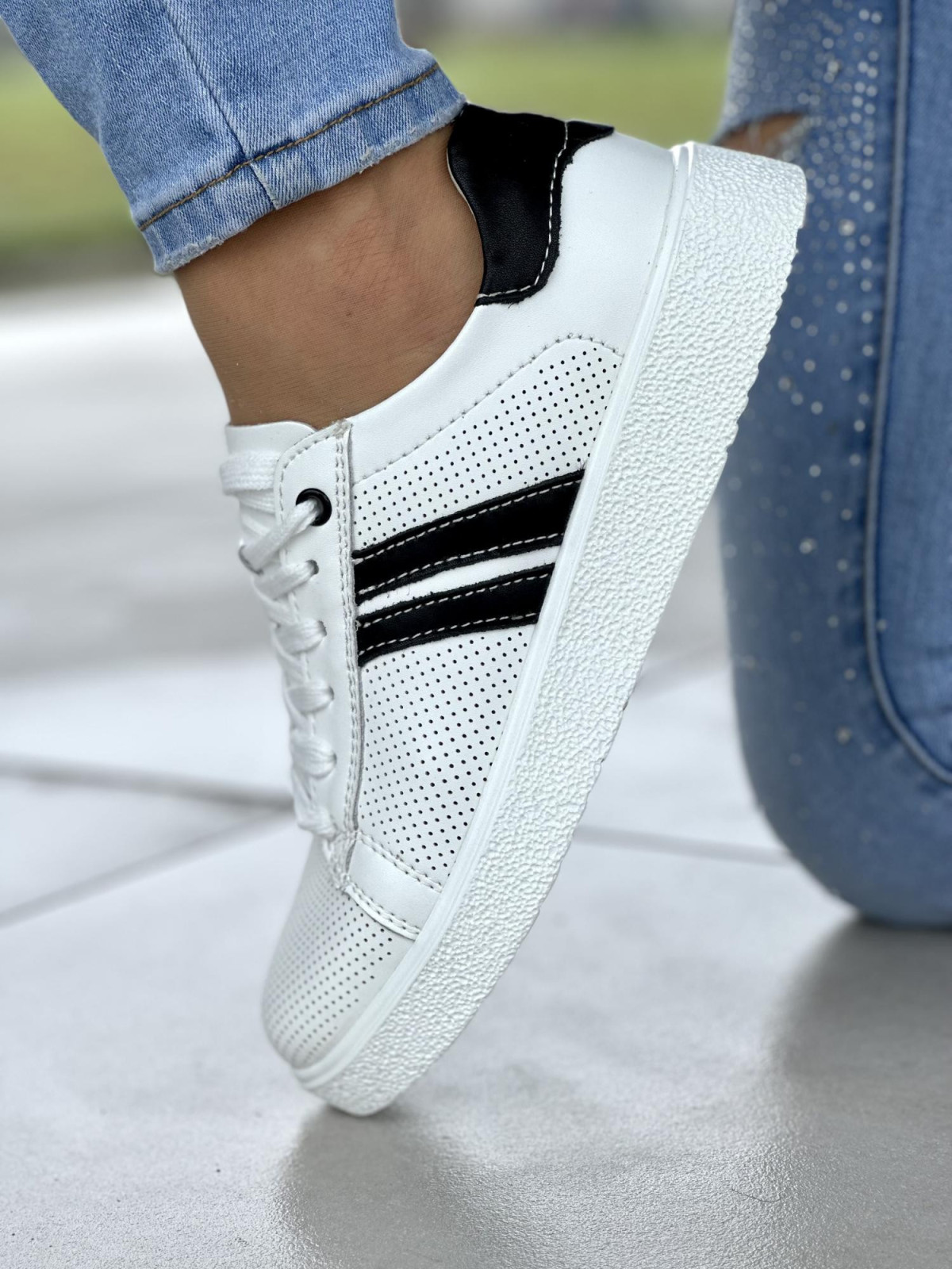 Ażurowe białe trampki damskie na miękkiej podeszwie, skóra naturalna