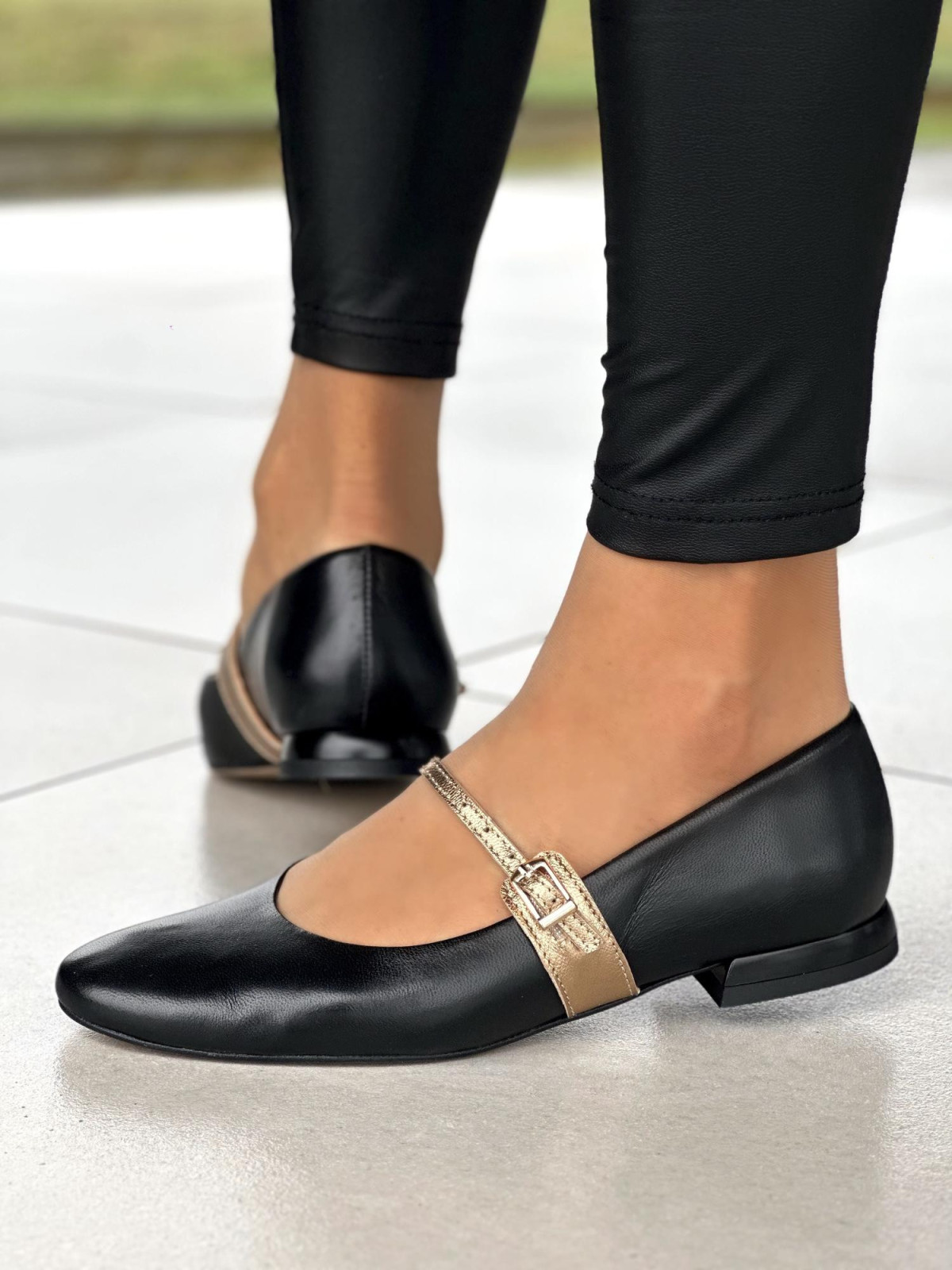 Czarne baleriny damskie skórzane ze złotym paskiem