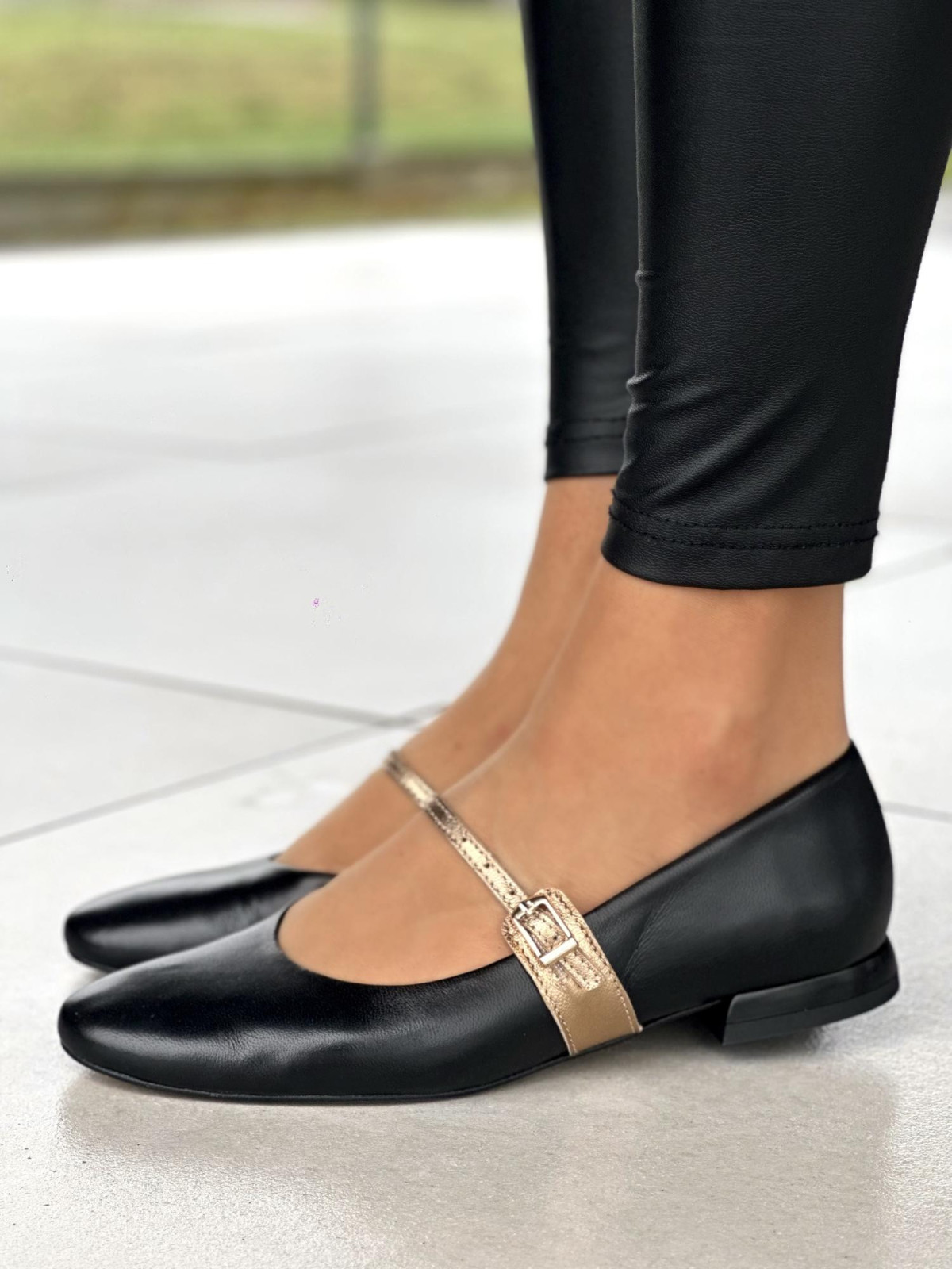 Czarne baleriny damskie skórzane ze złotym paskiem