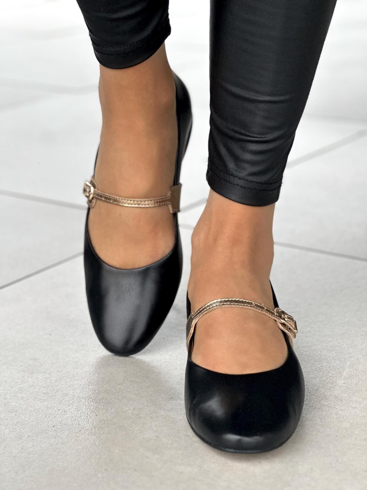 Czarne baleriny damskie skórzane ze złotym paskiem