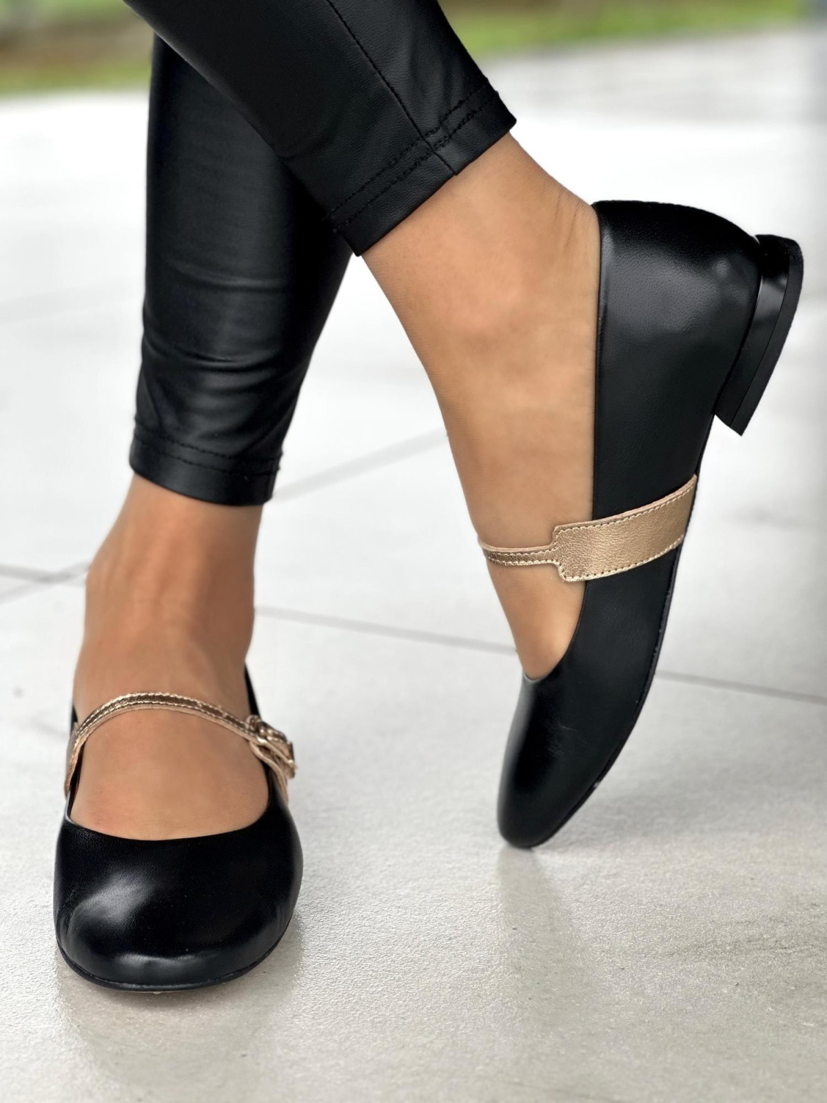 Czarne baleriny damskie skórzane ze złotym paskiem