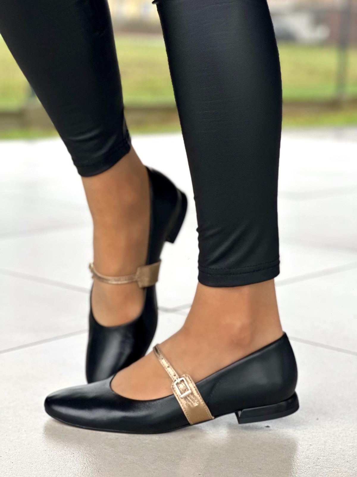 Czarne baleriny damskie skórzane ze złotym paskiem