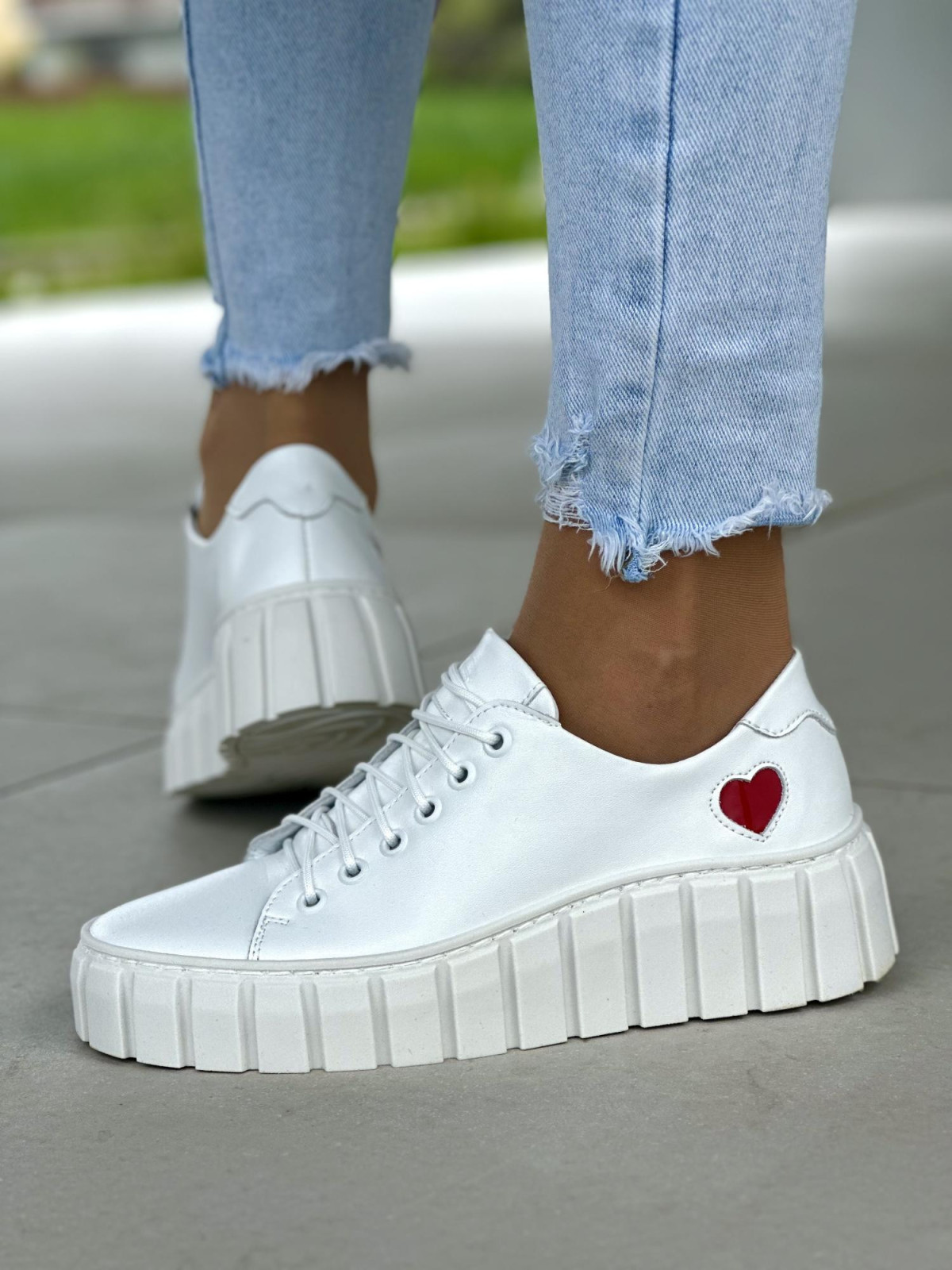 Piękne białe trampki damskie skórzane z subtelnym serduszkiem OLEKSY polskiej produkcji