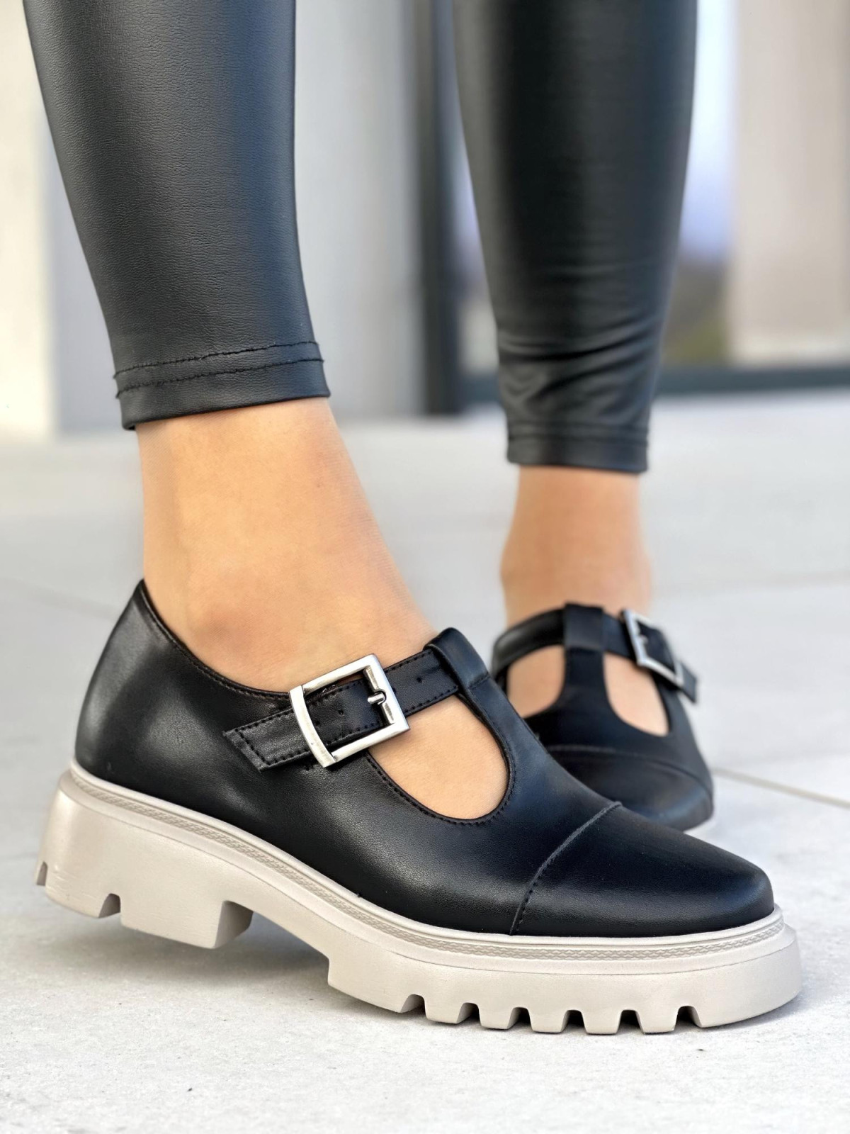 Czarne półbuty damskie z klamrą, skóra naturalna