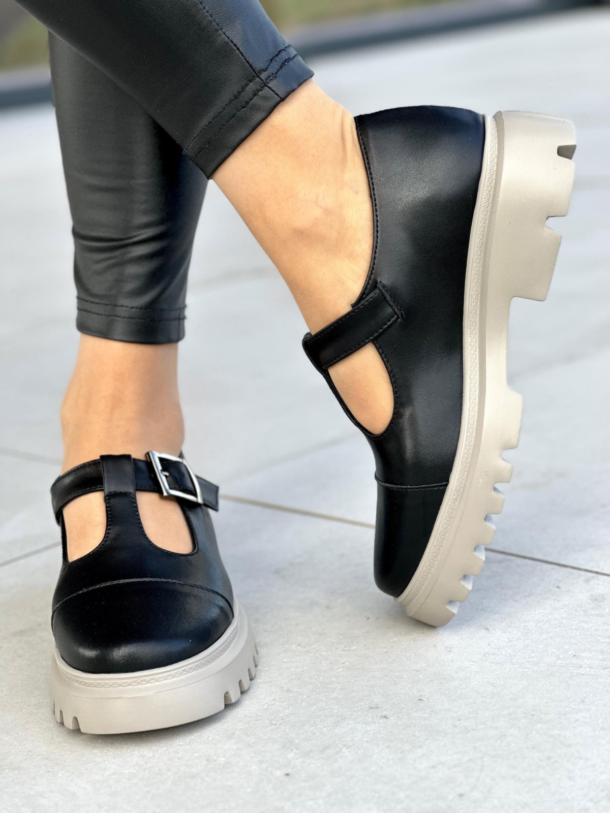 Czarne półbuty damskie z klamrą, skóra naturalna