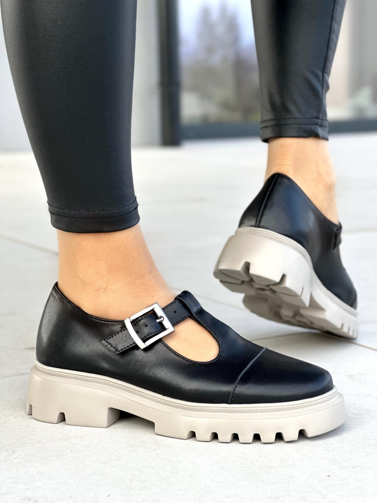 Czarne półbuty damskie z klamrą, skóra naturalna