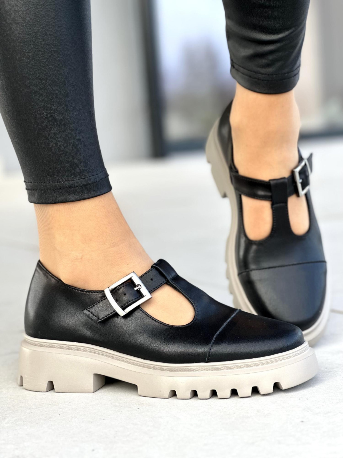 Czarne półbuty damskie z klamrą, skóra naturalna